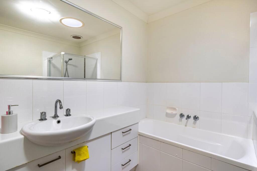 Room With Separate Bath In Shared Homestay 레드클리프 외부 사진