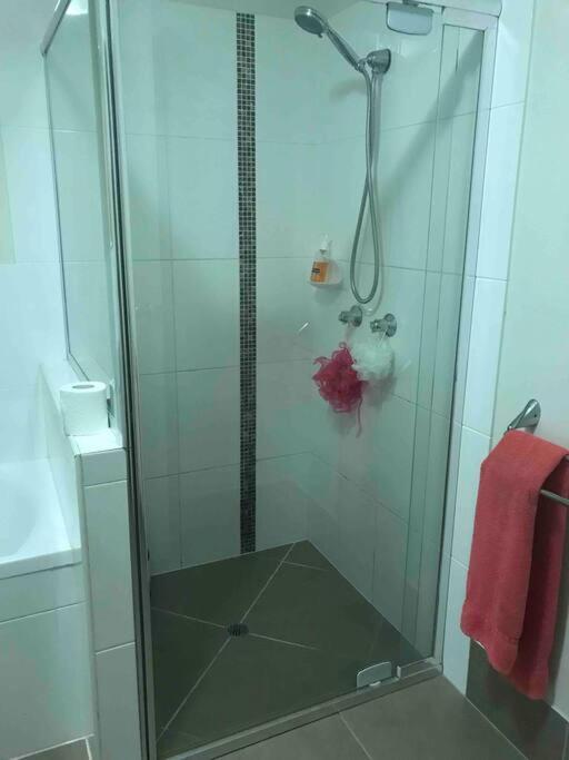 Room With Separate Bath In Shared Homestay 레드클리프 외부 사진